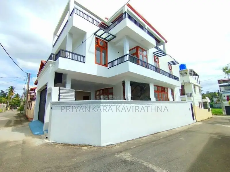 Near Bypass Road / Luxury House For Sale in Piliyandala