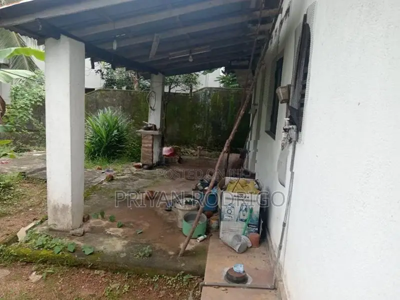 Valuable 20 Perch Land with a Livable House for Sale in Battaramulla