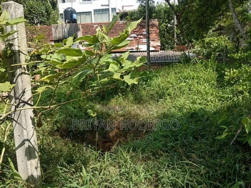 Boralesgamuwa, 23 Perches of Commercial Land with A House for Sale