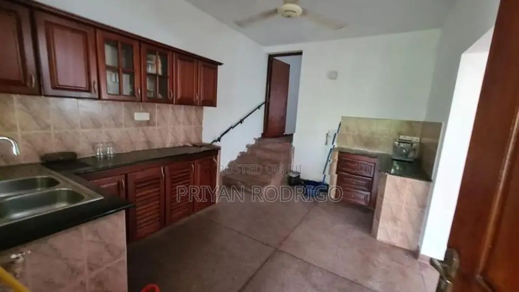 21 Perch Land with 06 Bedroom Luxury House for Sale in Malabe