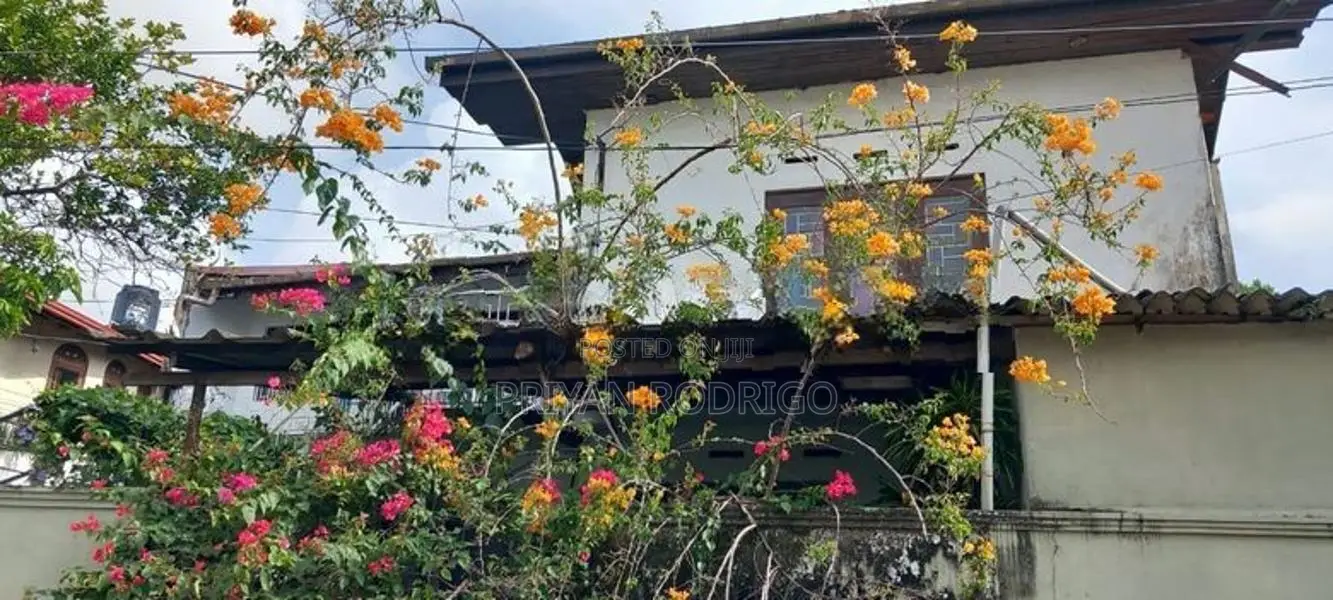 Kotte - Angampitiya Road, 33 Perches of Land with 03 Houses for Sale