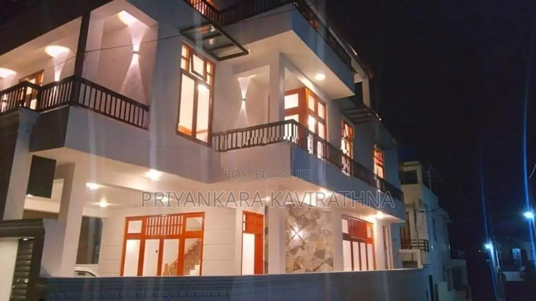 Near Bypass Road / Luxury House For Sale in Piliyandala