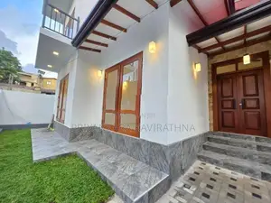 පිලියන්දල ටවුමට සමීප අලුත්ම දෙමහල් නිවස විකිනීමට