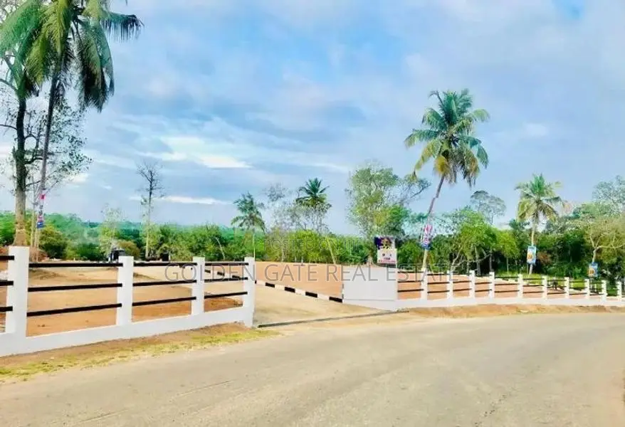 කලගෙඩිහේනෙන් 10p ඉඩමක් විකිණීමට බස් පාරට 100m