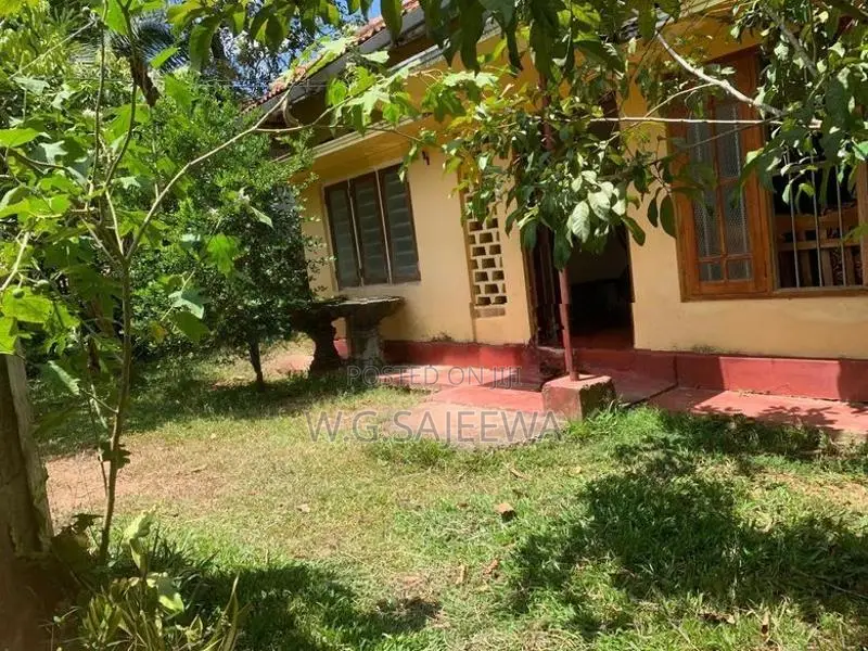 House with valuable Land for sale in Matara , Kamburupitiya