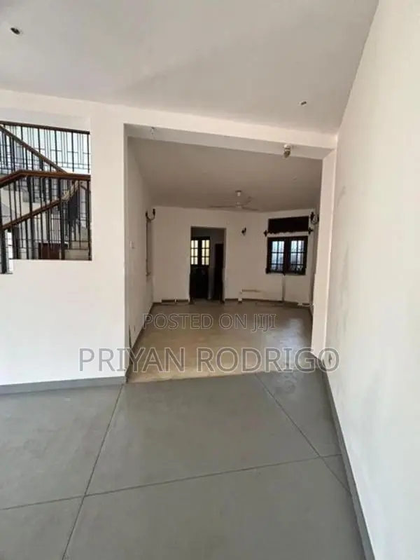Rajagiriya - Kalapaluwawa 04 Bedroom Upstair House at 1st Lane for Sal