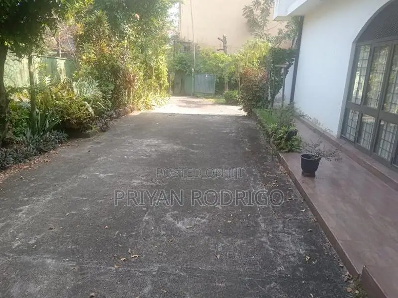 Nugegoda - 40 Perch Land with a 6000 Sq Ft Building for Sale