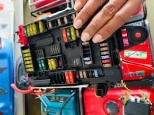 BMW 320D Trunk Power Distribution Junction Fuse Box Relay