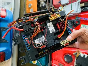 BMW 320D Trunk Power Distribution Junction Fuse Box Relay