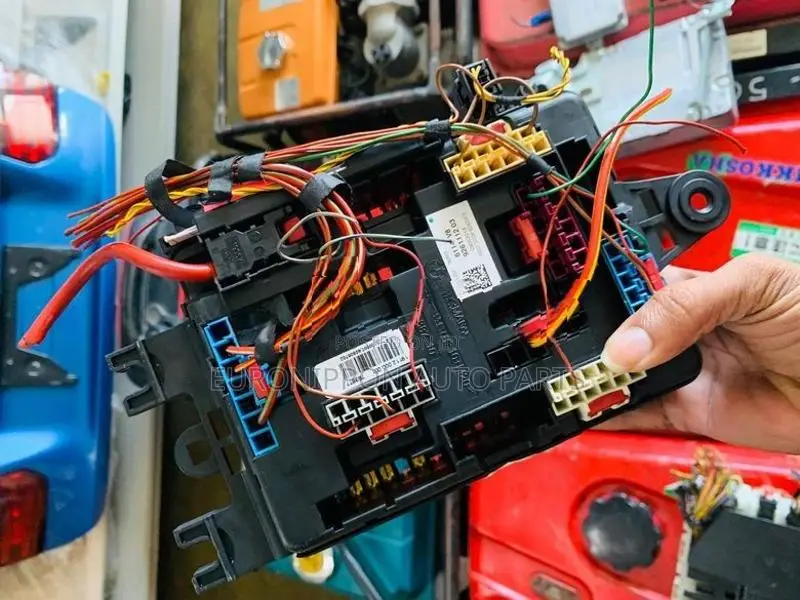 BMW 320D Trunk Power Distribution Junction Fuse Box Relay