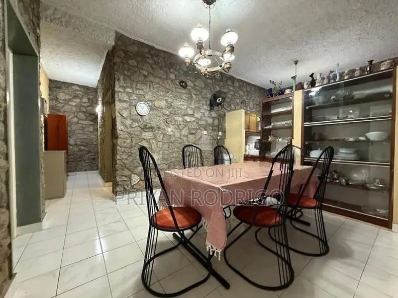 Malabe, Kahantota Road - 4BR Rock House on 11.5 Perches for Sale