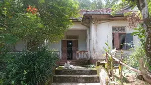Yatiyantota, 20.7 Perch Land with Old liveable House for Sale