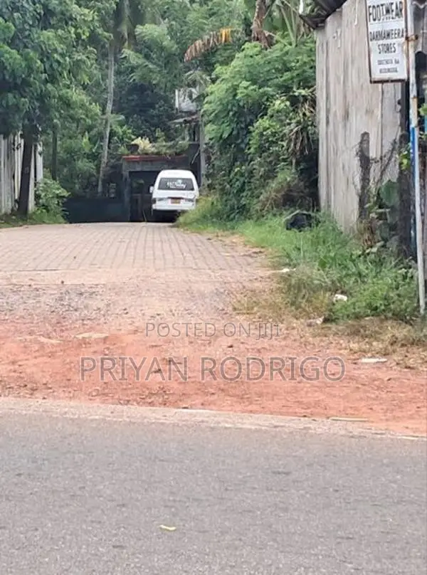 Gampaha, Mudungoda - Square Shaped Bare Land for Sale