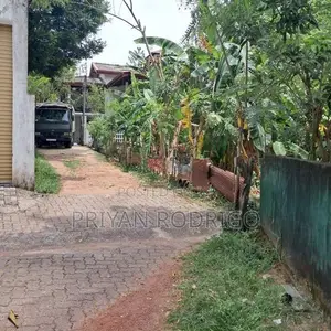 Gampaha, Mudungoda - Square Shaped Bare Land for Sale