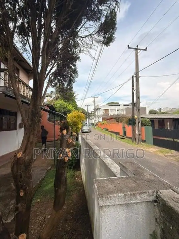 Nugegoda/Dewala Road 15 Perch Land with Houses for Sale