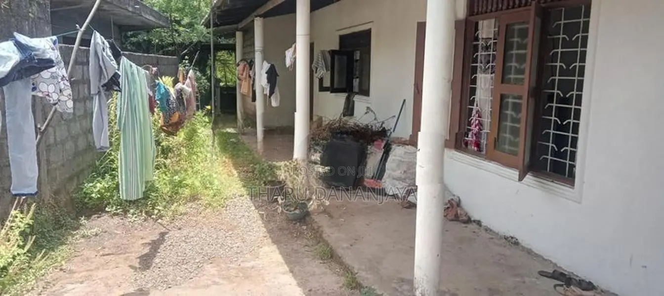 මකොලින් අගනා නිවසක් සහිතව ඉඩමක්