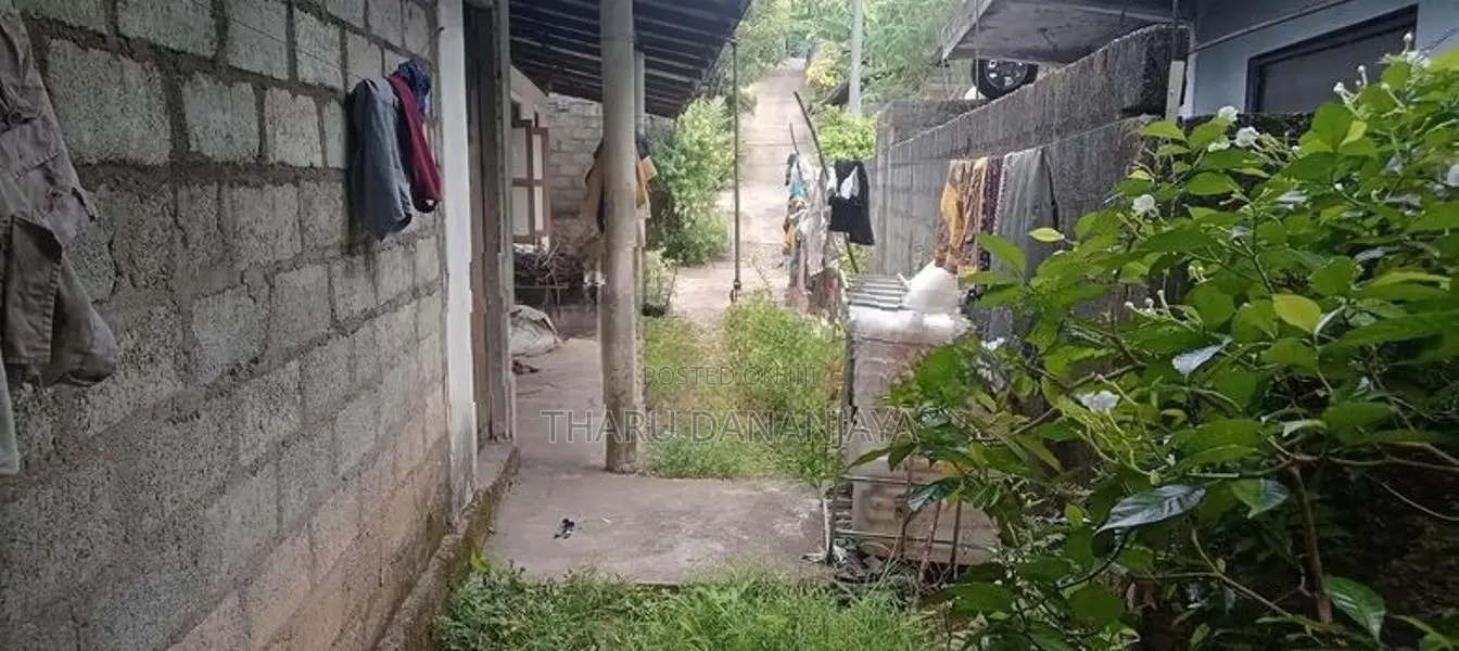 මකොලින් අගනා නිවසක් සහිතව ඉඩමක්