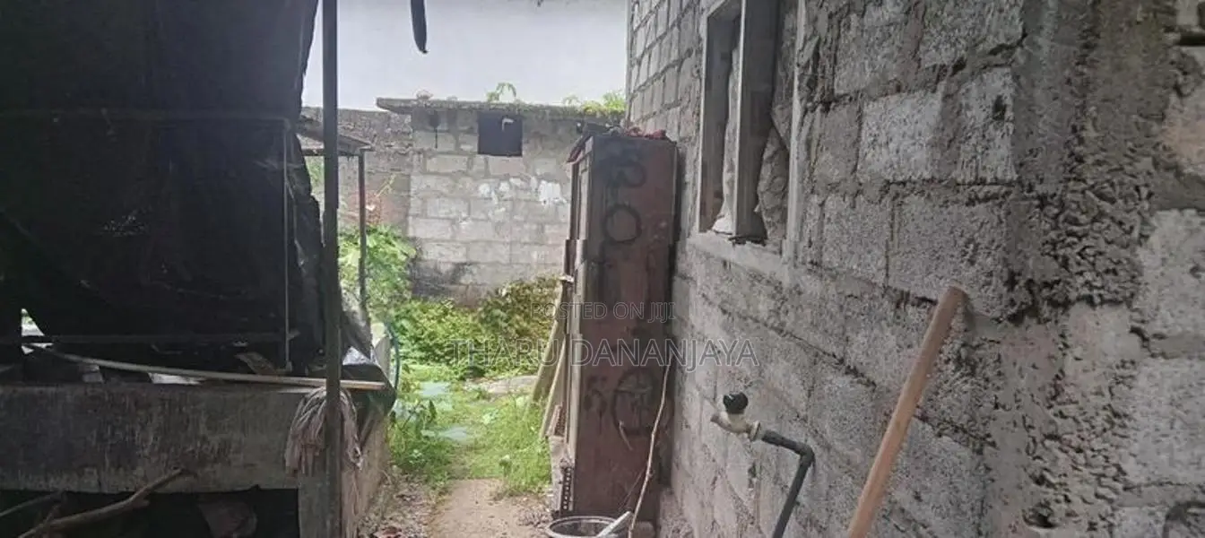 මකොලින් අගනා නිවසක් සහිතව ඉඩමක්