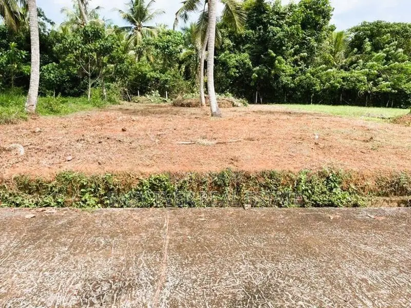 ගම්පහ උඩුගම්පොල නේවාසික බිම් කොටසක්