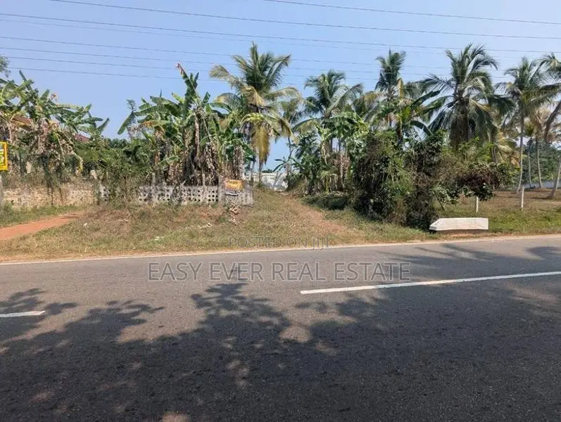 Veyangoda ප්‍රධාන පාරට මුහුනලා ව්‍යාපාරික ඉඩමක්