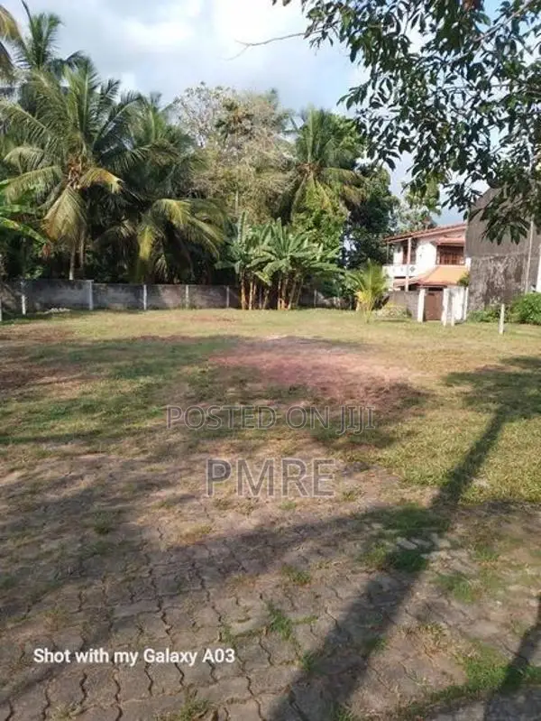 Lanf for sale facing hospital road in Kalubowila
