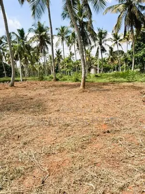 ගම්පහ උඩුගම්පොල නේවාසික බිම් කොටසක්