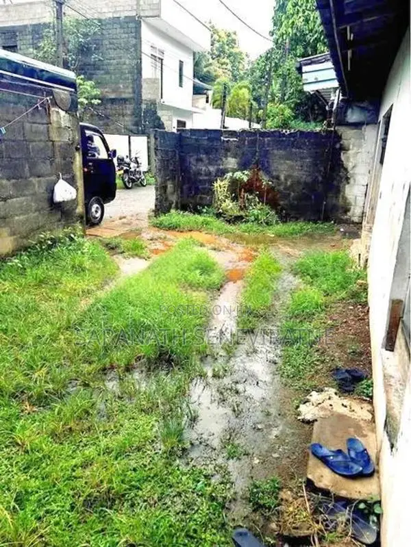 Old house for Land Value facing 2nd lane Kesbewa Road Delkanda Nugegod