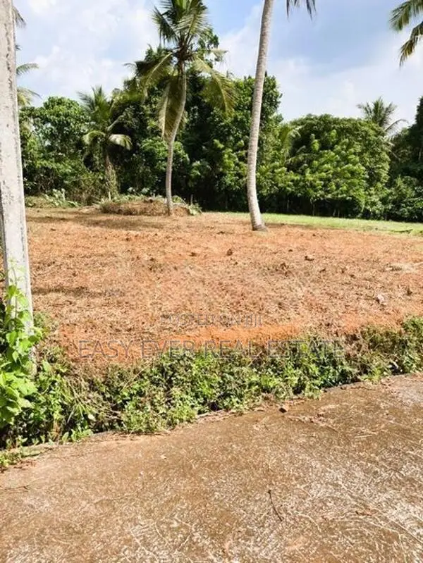 ගම්පහ උඩුගම්පොල නේවාසික බිම් කොටසක්