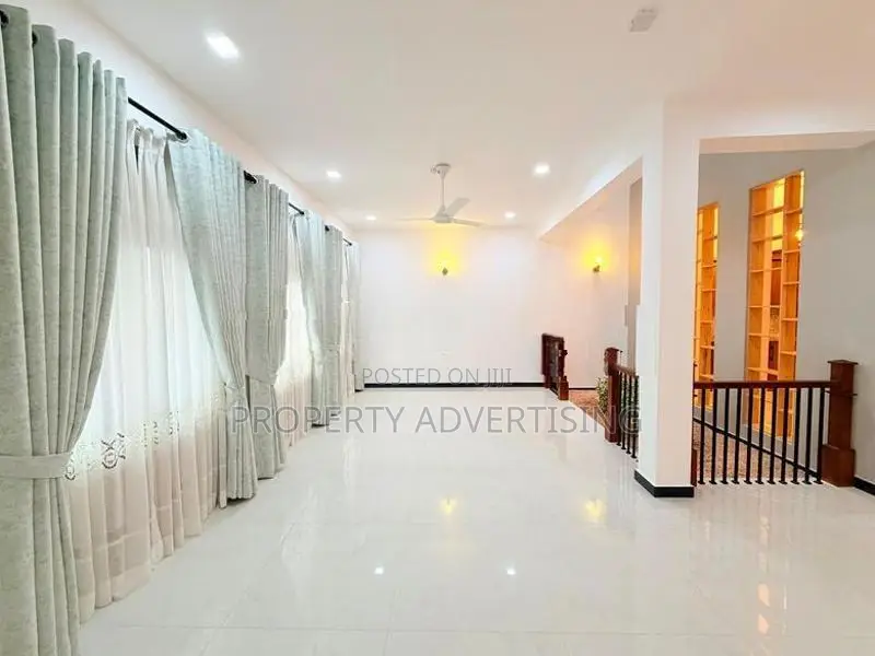 Battaramulla Lake Road 4 BR Brand New Luxurious House for Sale