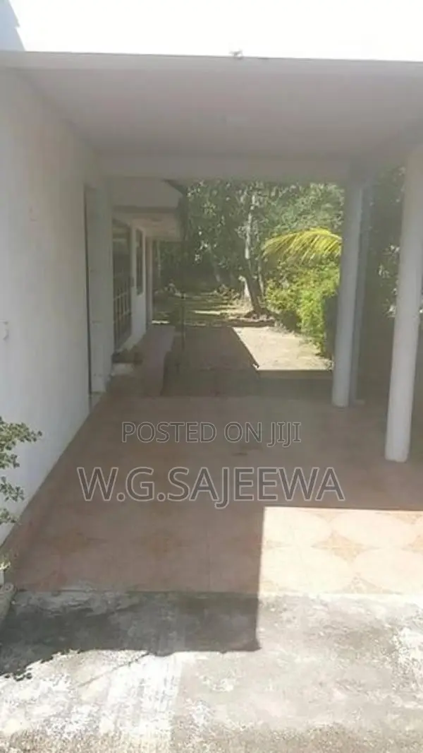 Main road facing Commercial house rent in Ja Ela