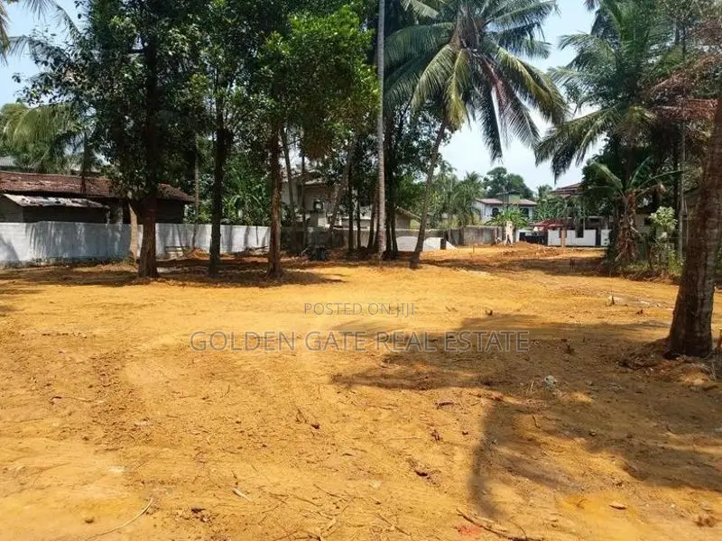 නිස්කලංක සුන්දර ප්‍රදේශයකින් කොළඹ නුවර පාරට ආසන්නයෙන් යක්කලින් ඉඩමක්