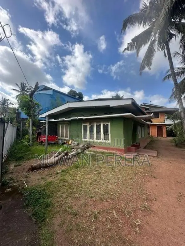 Piliyandala Gadabuwana 21p Land with Two Houses for Sale .