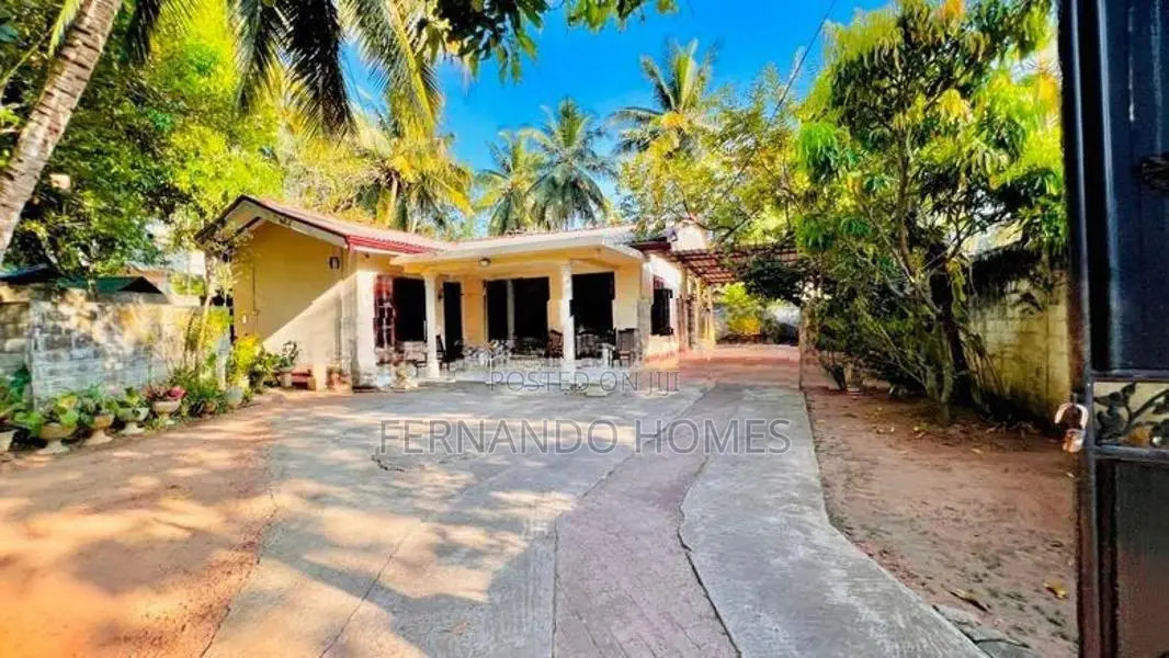 Kadirana Valuable 22 Perches Land With House For Sale In Negombo