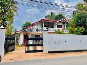 Near Bus Road 21.5 Perches Land Upstairs House For Sale In Negombo