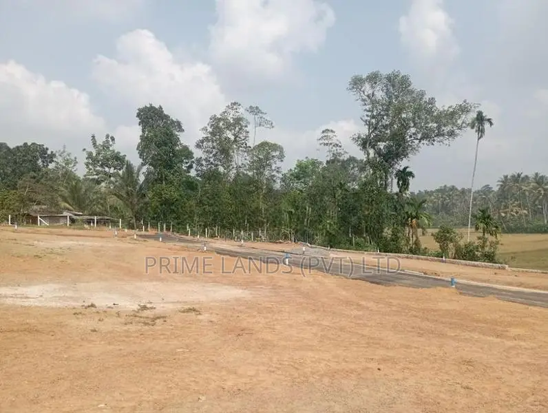 හොරන මහරගම බස් පාරට ලඟින් කිරිවත්තුඩුවෙන් හොඳ ඉඩමක්