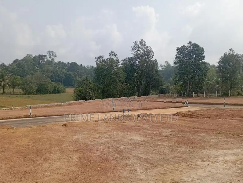 හොරන මහරගම බස් පාරට ලඟින් කිරිවත්තුඩුවෙන් හොඳ ඉඩමක්