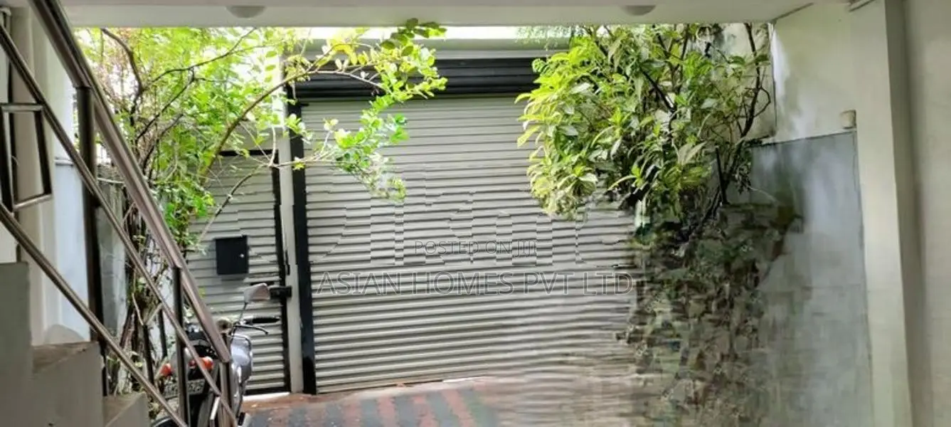 5.25P 3 Storied Unit House for Sale in Wellawatte