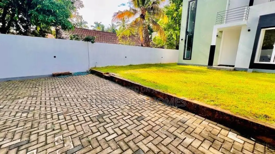 Beautiful Spacious Garden Good Road Access 4 BR House For Sale Negombo