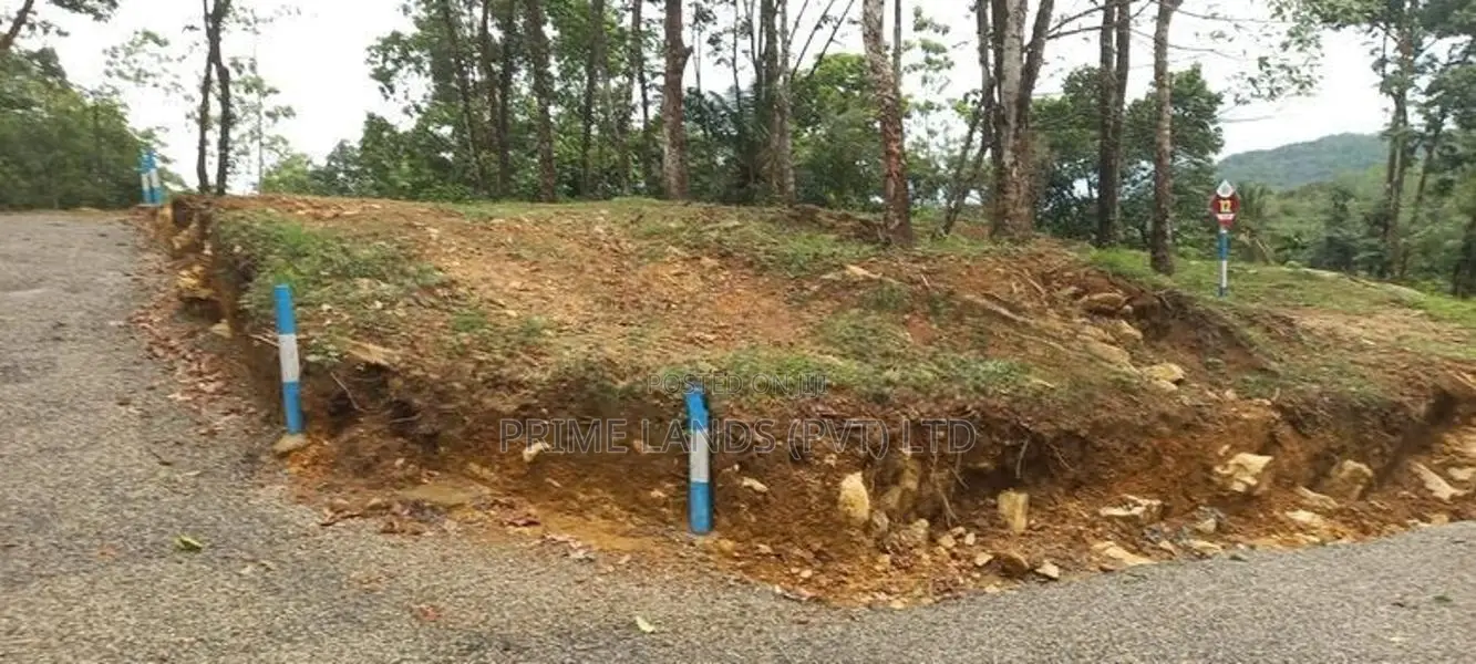 සියළු පහසුකම් සමඟ බැල්ලපිටිය ප්‍රබුද්ධගම බස් පාරට ඇවිදින දුරින් ඉඩමක්
