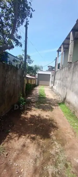 A 5.73 PERCHES LAND WITH OLD HOUSE IN KATUBADDA ROAD