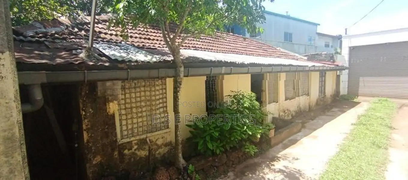 A 5.73 PERCHES LAND WITH OLD HOUSE IN KATUBADDA ROAD