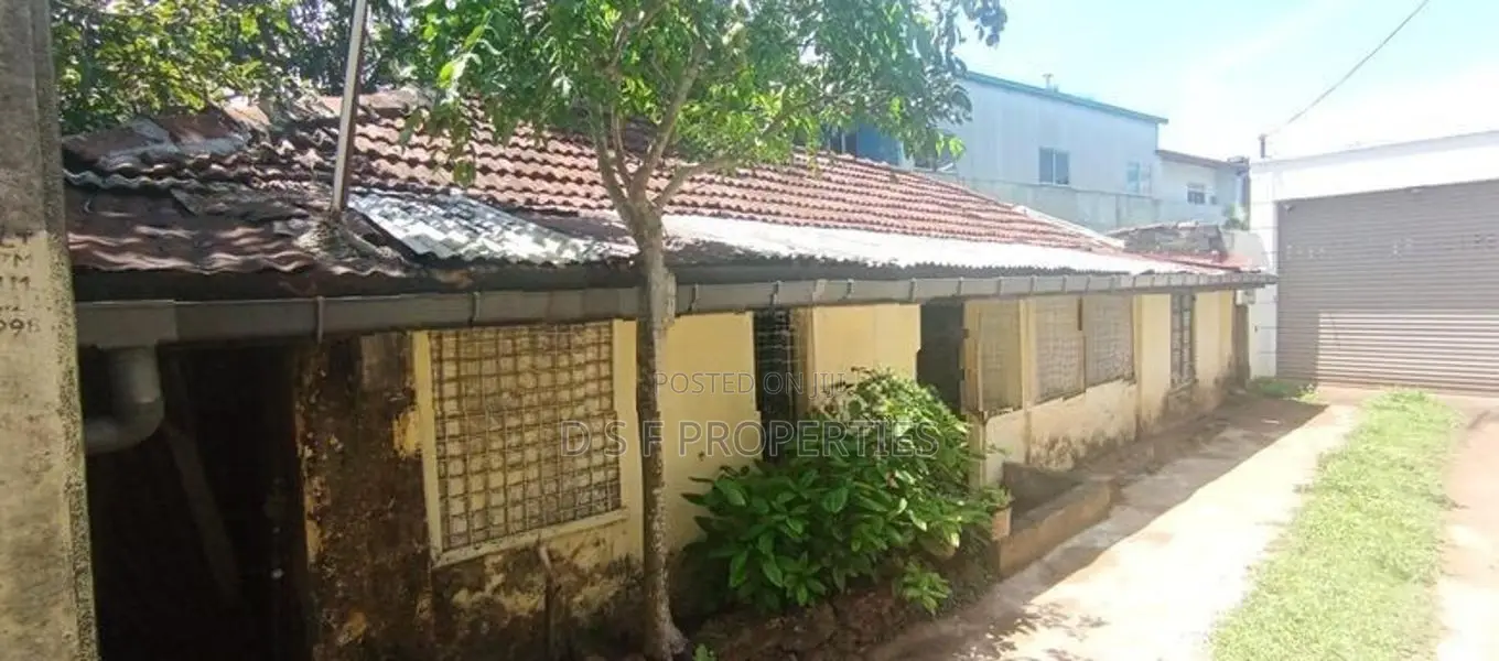 A 5.73 PERCHES LAND WITH OLD HOUSE IN KATUBADDA ROAD