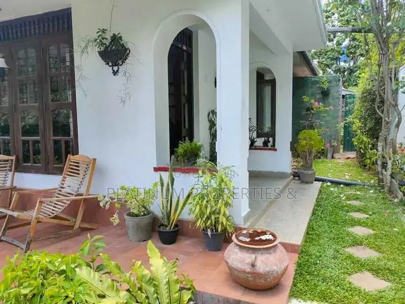 17.75 Perch 6 Br House with Land for Sale in Kottawa Mount Lavinia Roa