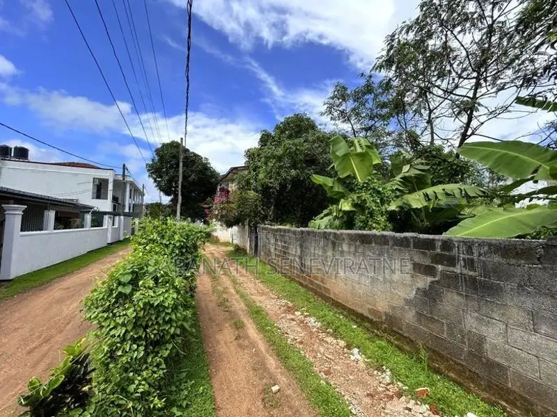 Land in Boralesgamuwa Town - 50 m to 120 Colombo Horana Main Rd