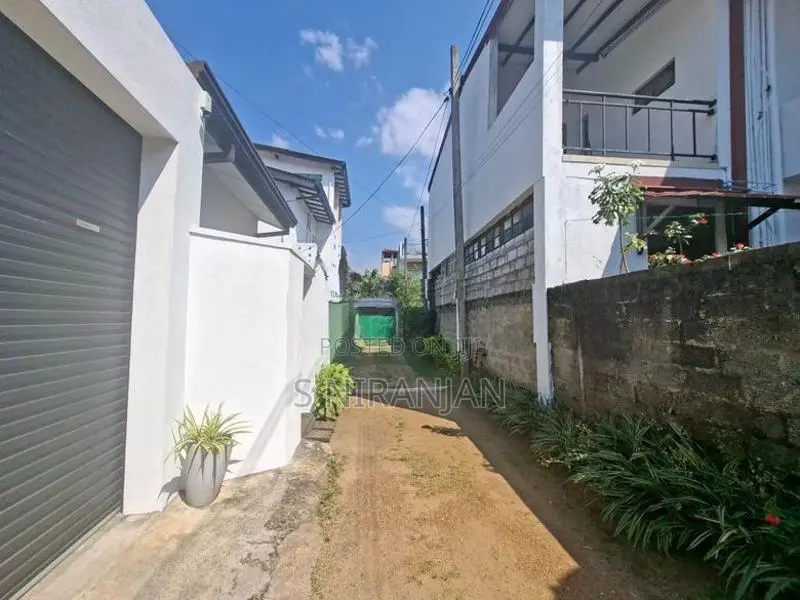 04 B/r Upstairs House Moratuwa