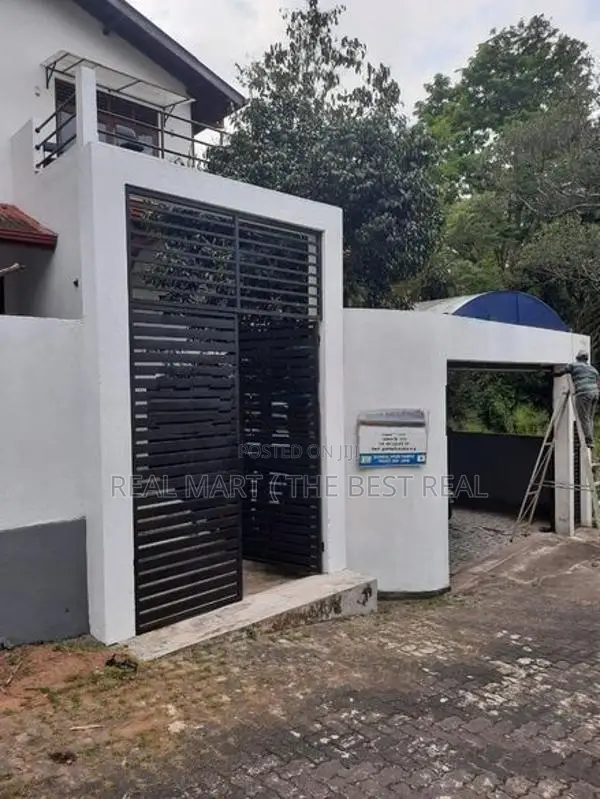 BATTARAMULLA : 6-BR (13.5P) MODERN HOUSE FOR SALE