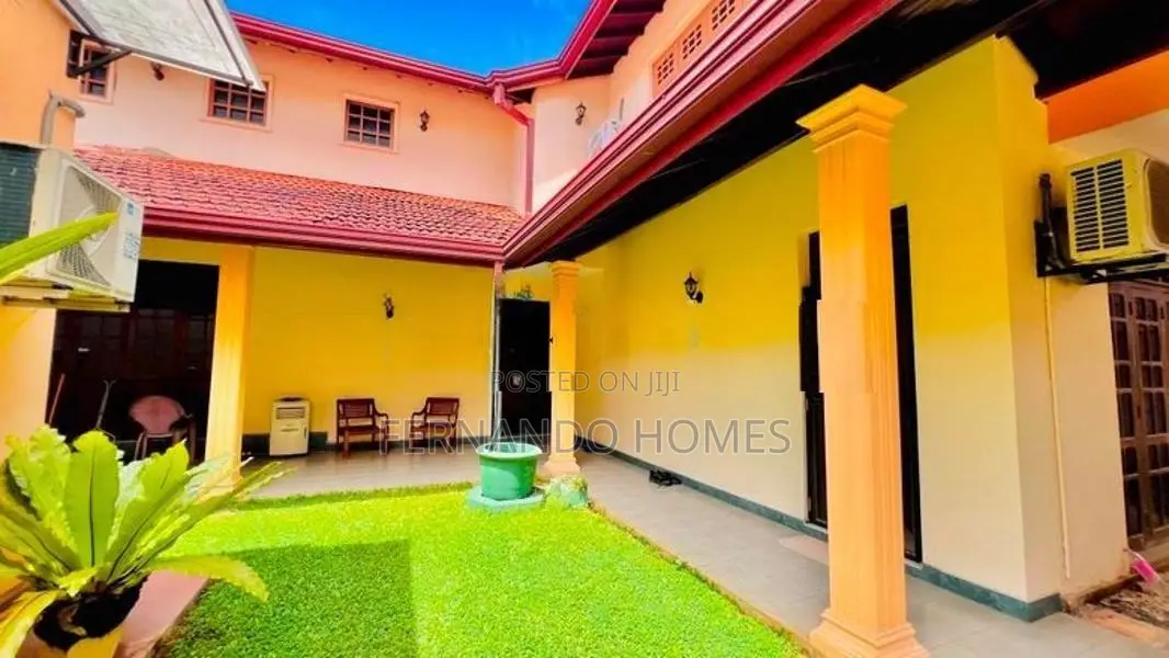 මීගමුව මහ රෝහල ආසන්නයේ අනර්ඝ දෙමහල් නිවස විකිණීමට