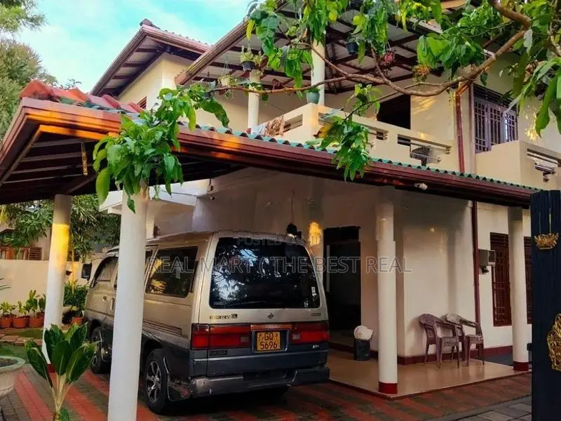 Galle : 4-BR (10P) 2-Storey House for Rent