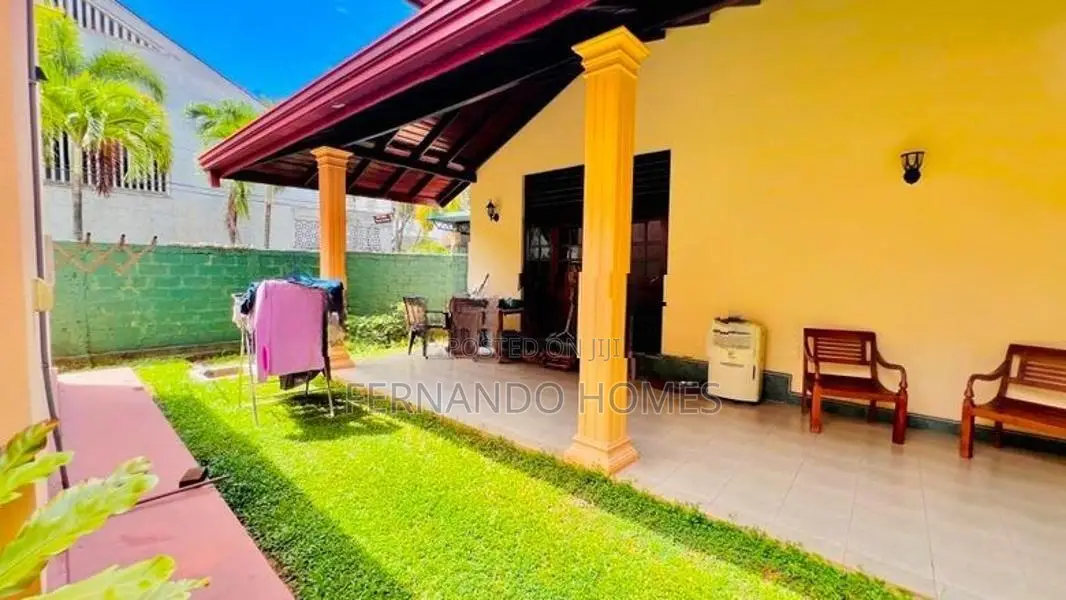 මීගමුව මහ රෝහල ආසන්නයේ අනර්ඝ දෙමහල් නිවස විකිණීමට
