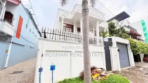 THREE STORIED LUXURY HOUSE FOR RENT COLOMBO 5 SE2583